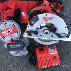 MILWAUKEE COMBO CIRCULAR SAW WITH BLADE AND ONE BATTERY XC 4.0 WITH CHARGER AND BACKPACK BRAND NEW