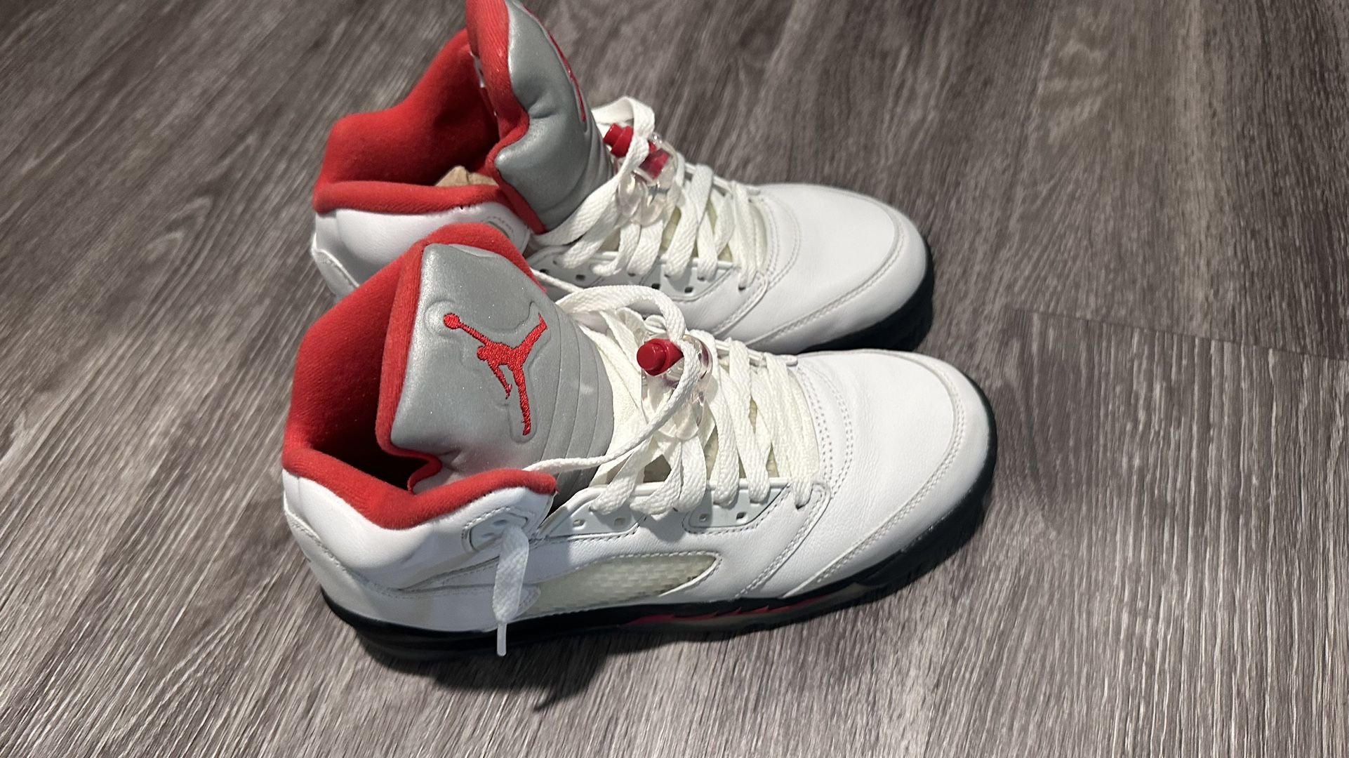 Jordan 5 Retro Fire Red Silver Tongue 2020 (GS) Nike Air Jordan 5 Retro Fire Red Silver Tongue Unboxing and  main image 3