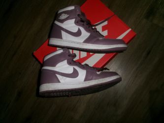 Women’s size 8.5 Nike High Top Sneakers In Mauve and White