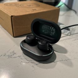 Bang & Olufsen Beoplay E8 (3rd Gen) Wireless Earbuds and Charging Case - Black