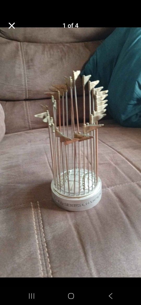 SGA Kansas City Royals 2015 World Series Champions Replica Trophy miss one pole
