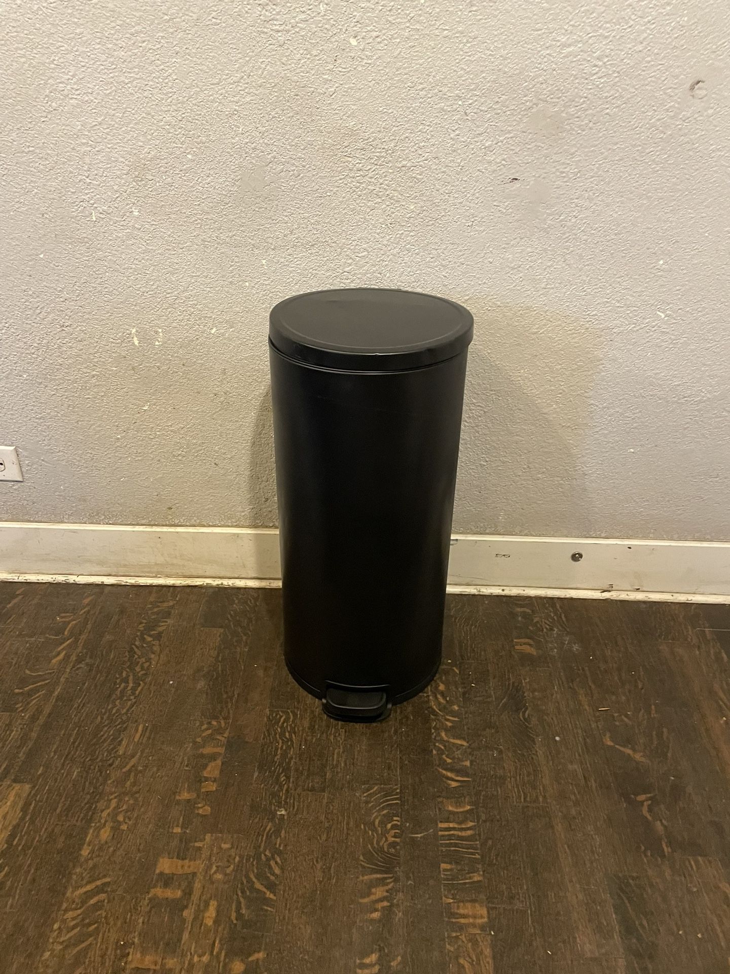 Round Step Trash Can