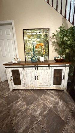 Beautiful white Distressed sideboard/tv stand 70” inches long in excellent condition