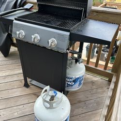 3 BURNER GAS GRILL w/ 2 GAS TANKS & COVER