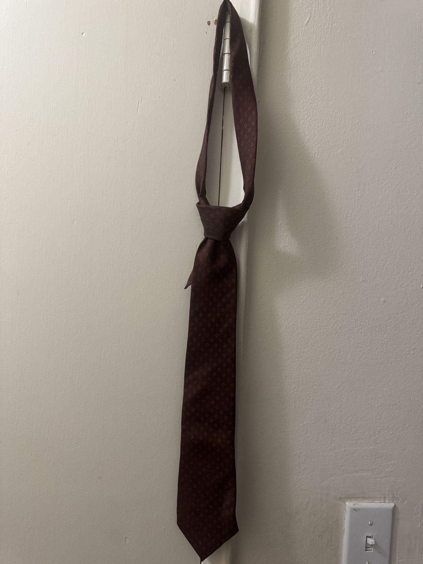 Burberry tie (stained ) read