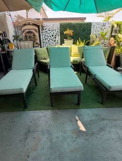 Patio set with 3 lounge chairs, in very good condition—from Costco. No damage.
