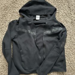 YOUTH XL NIKE TECH FLEECE LIKE NEW