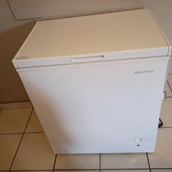 Insignia NS-CZ50WH0 5.0 cu.ft. Chest Freezer