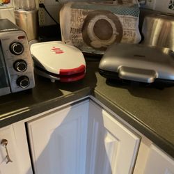 One Oven Toaster , In Very Good Shape, And Very Clean As Well As The Two  Waffles Makers, One Is Bigger .  (NO SHIPPING)