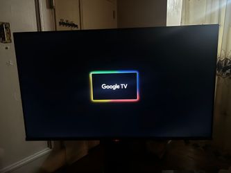 Hisense 43” 4K Smart TV + 3-Tier Glass TV Stand | Complete Setup | Great Condition