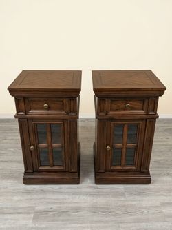PAIR OF NIGHTSTANDS WITH BUILT-IN USB & POWER OUTLETS – $180 OBO PAR DE BURÓS CON USB Y TOMACORRIEN