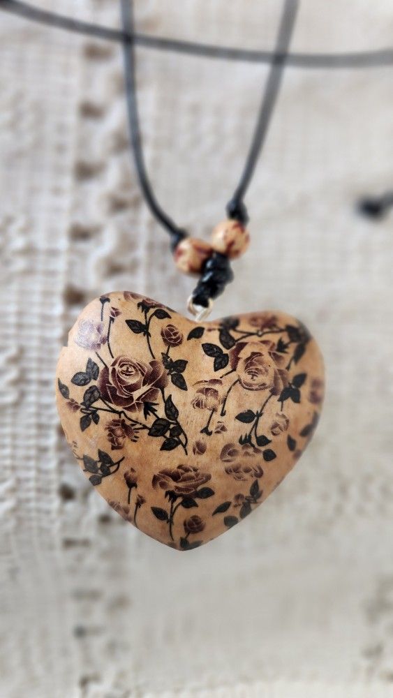 New Adjustable Wooden Heart with Purple Roses Necklace 