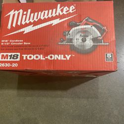Milwaukee M18 18-Volt Lithium-Ion Cordless 6-1/2 in. Circular Saw (Tool-Only)