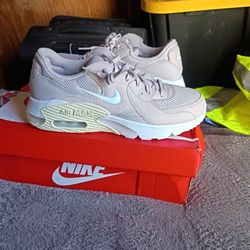 Nike Air Max For Women Size 9 And 1/2