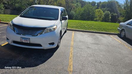 2014 White Toyota Sienna