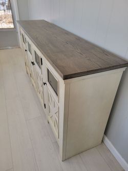 TV ENTERTAINMENT CENTER