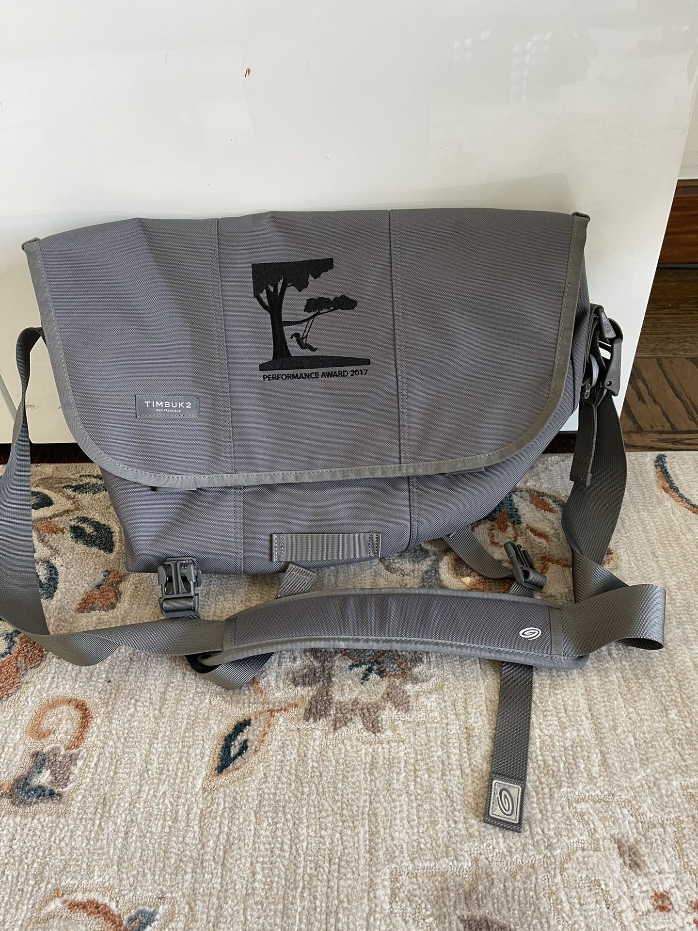 Timbuk2 classic gray messenger crossbody size M