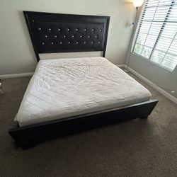 King Bed With Mattress And Dresser Mirror 