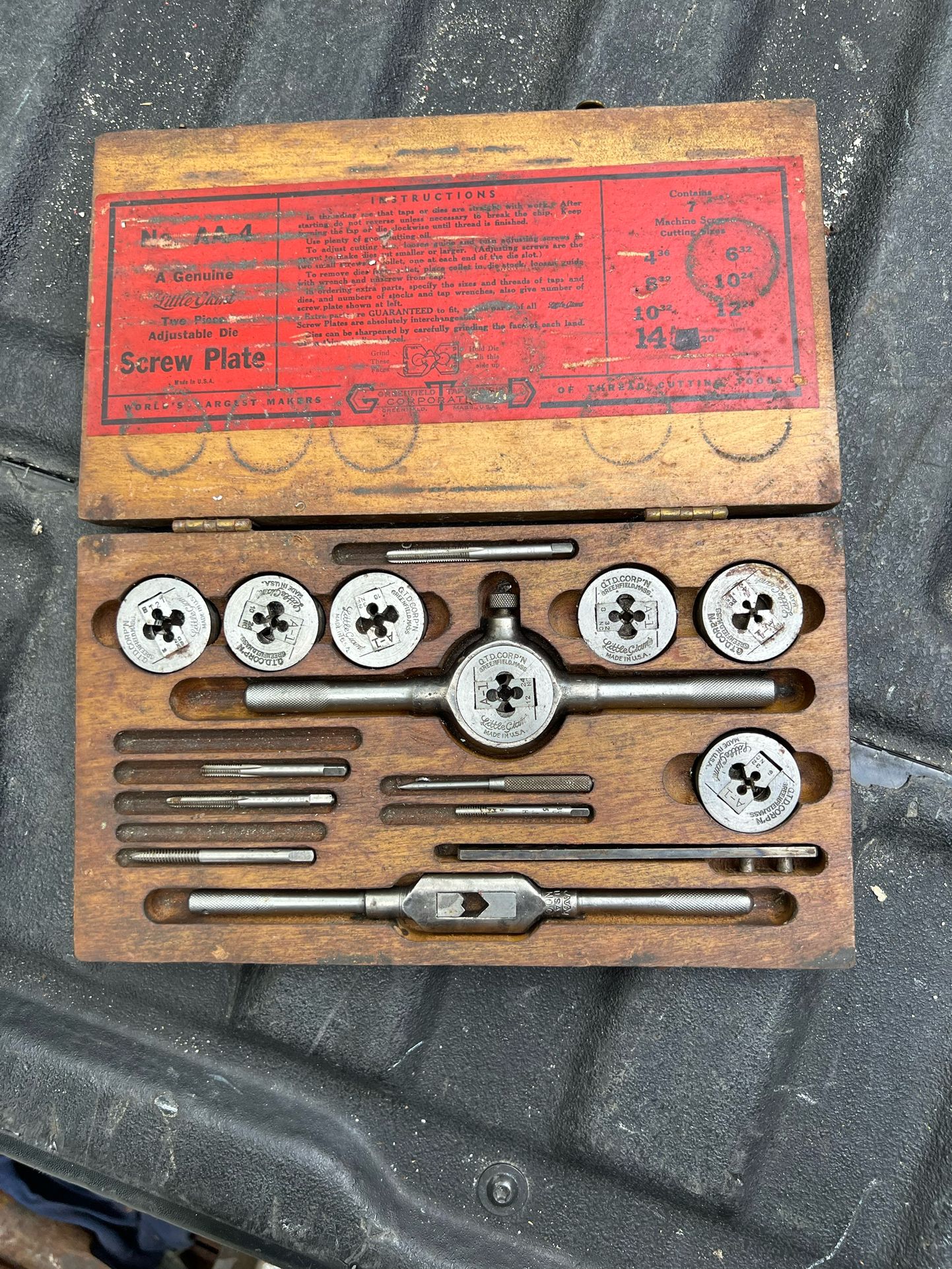 VINTAGE LITTLE GIANT GREENFIELD TAP AND DIE SET