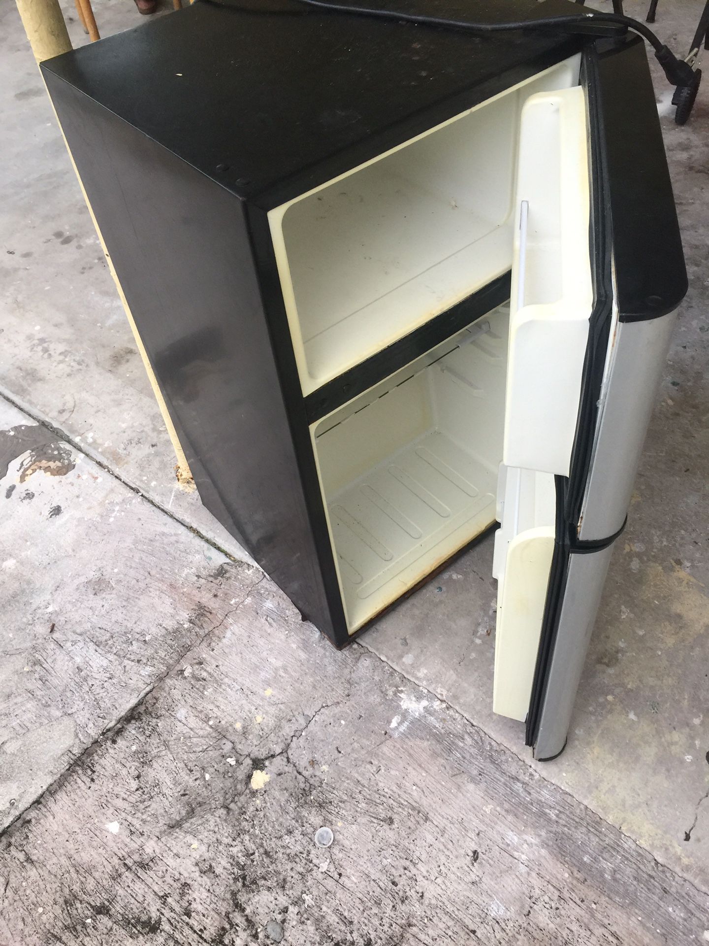 Refrigerator for free come pick it up for Sale in North Miami, FL OfferUp