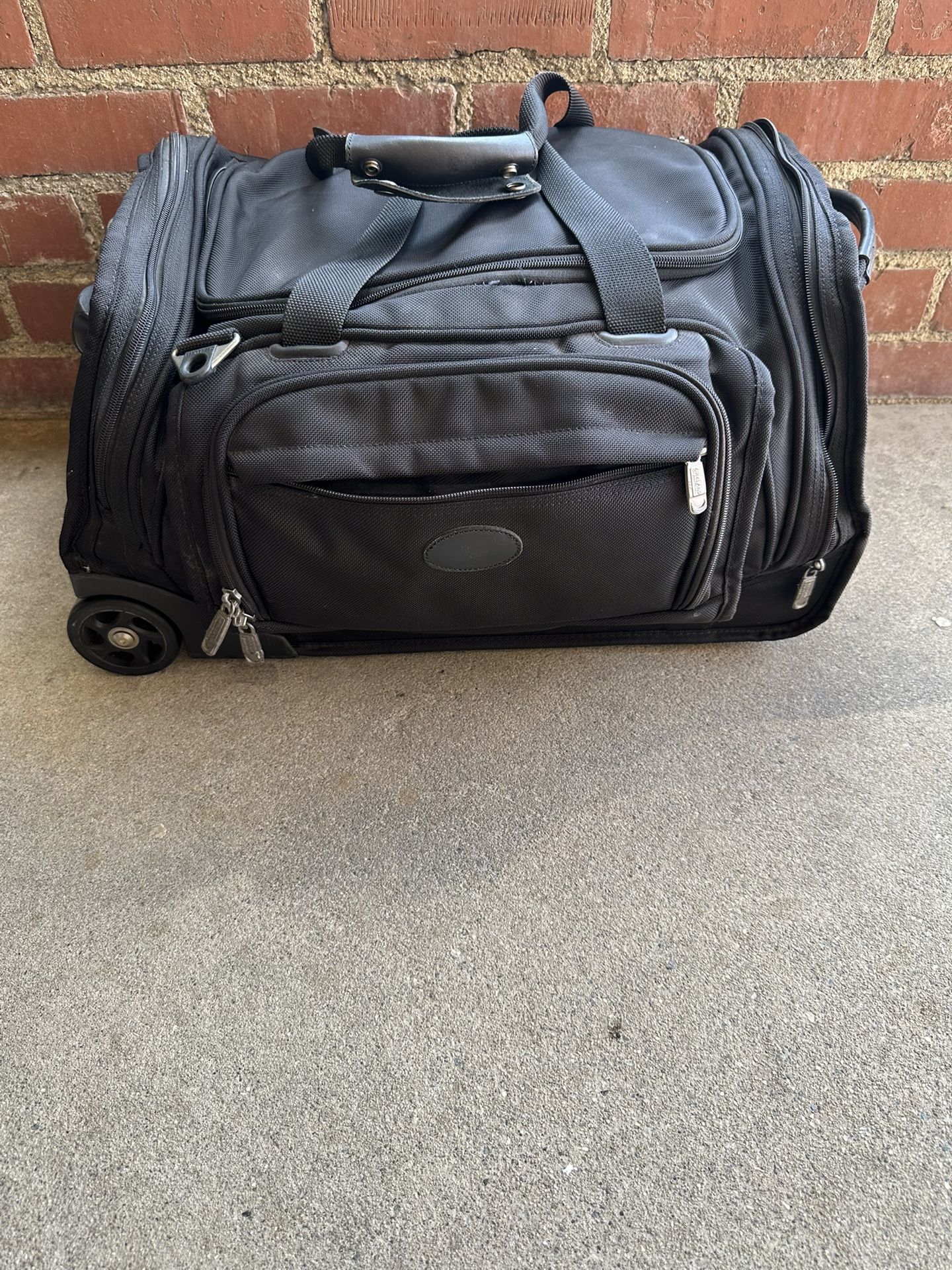 Kirkland Signature 22" Rolling Wheel CarryOn Suitcase Black Weekender Duffle Bag.