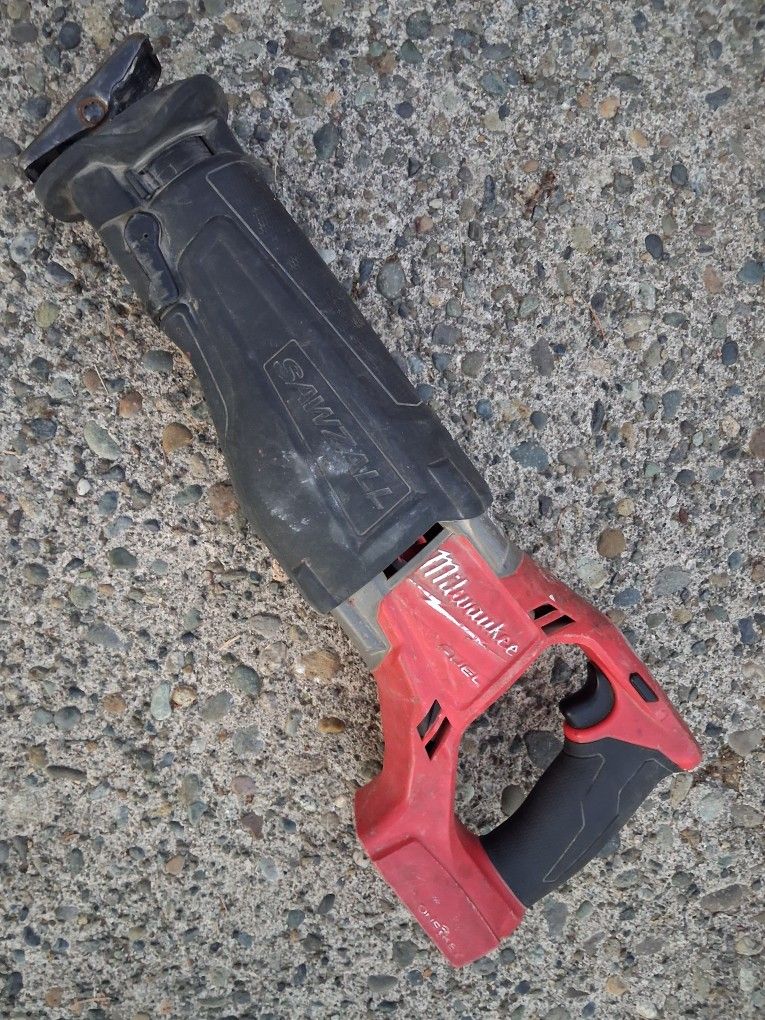 Milwaukee 2721 Resprocation Saw Good Con 4 pick up. For Fremont Sea. No ball offers please. No trades. Yes I have it.