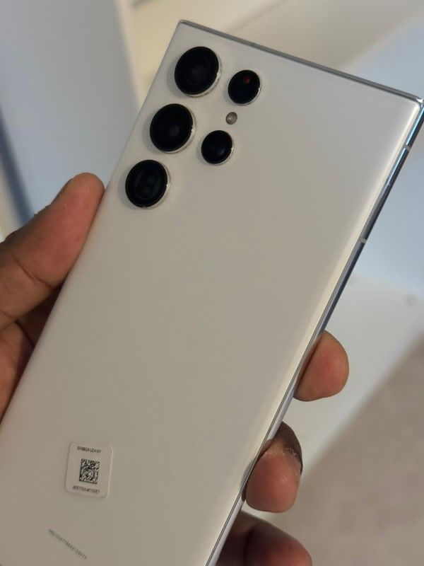 Samsung Galaxy S22 Ultra , Factory Unlocked,  Excellent Condition Like New 