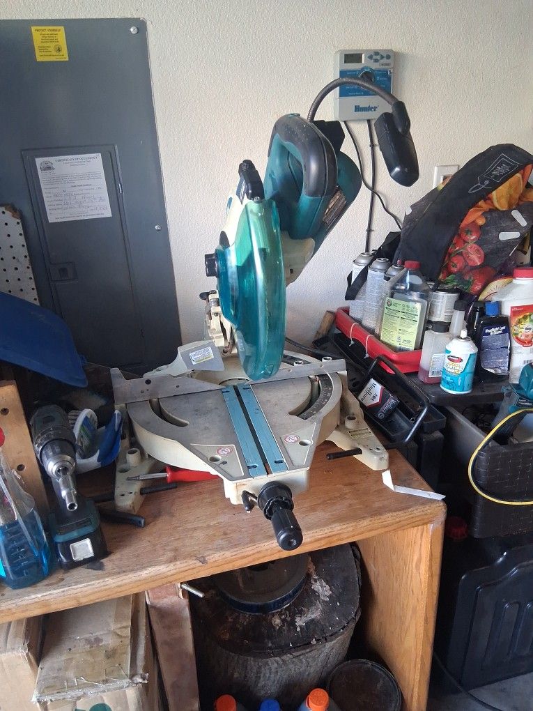 Makita. Double Bevel SLiding Compound Miter Saw