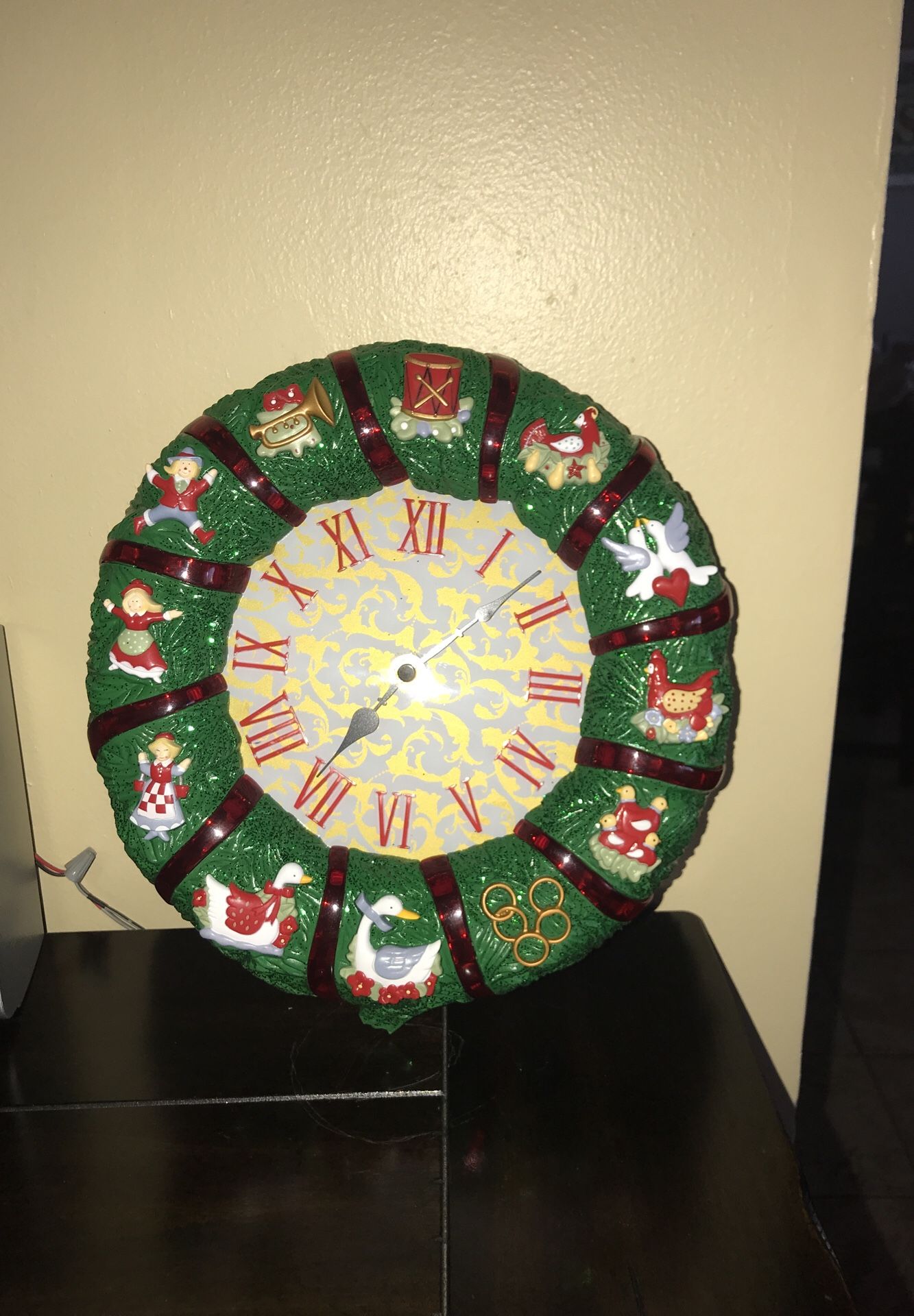 Avon’s 12 Days of Christmas Wreath w/ Clock