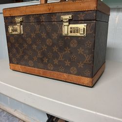 LOUIS VUITTON Vintage Monogram Cosmetic Box Trunk Bag Locks Handle Mirror