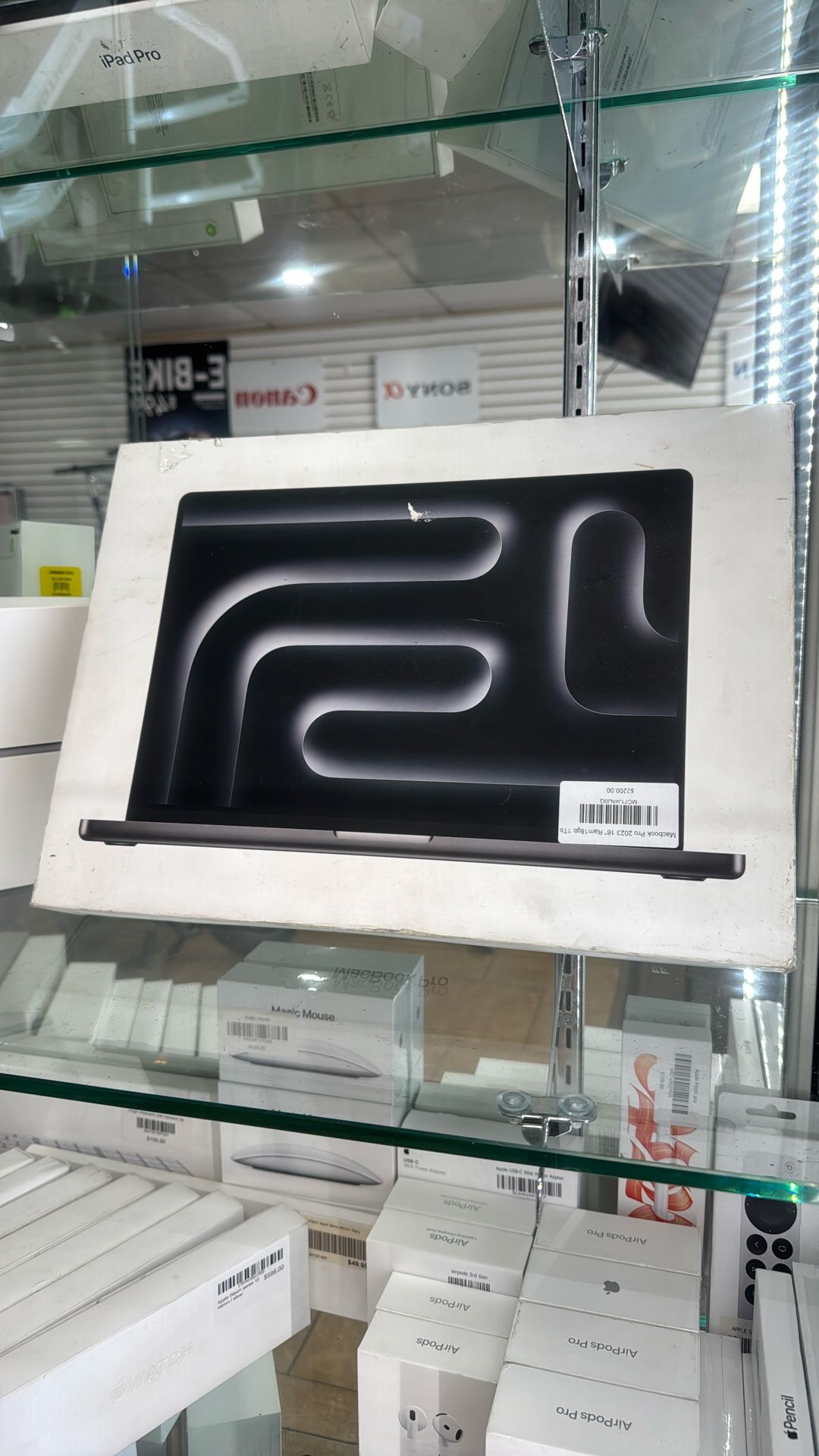 MacBook Pro 2023/16” 18gb / 1 TB ( Payments Available)