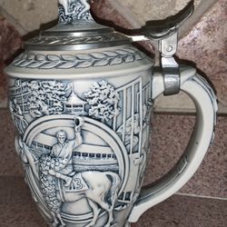 BEAUTIFUL Avon collectible “WINNERS CIRCLE”1992 Stein