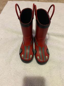 Boots sizes 8 for $10 /Botas de Niño número 8 por $10