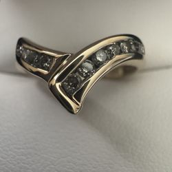 10K Yellow Gold ~1/4CTW Diamond Chevron Channel Set Band Ring Size 7 1/4