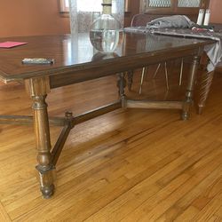 Beautiful Solid wood Dining Table  W/additional Leaf