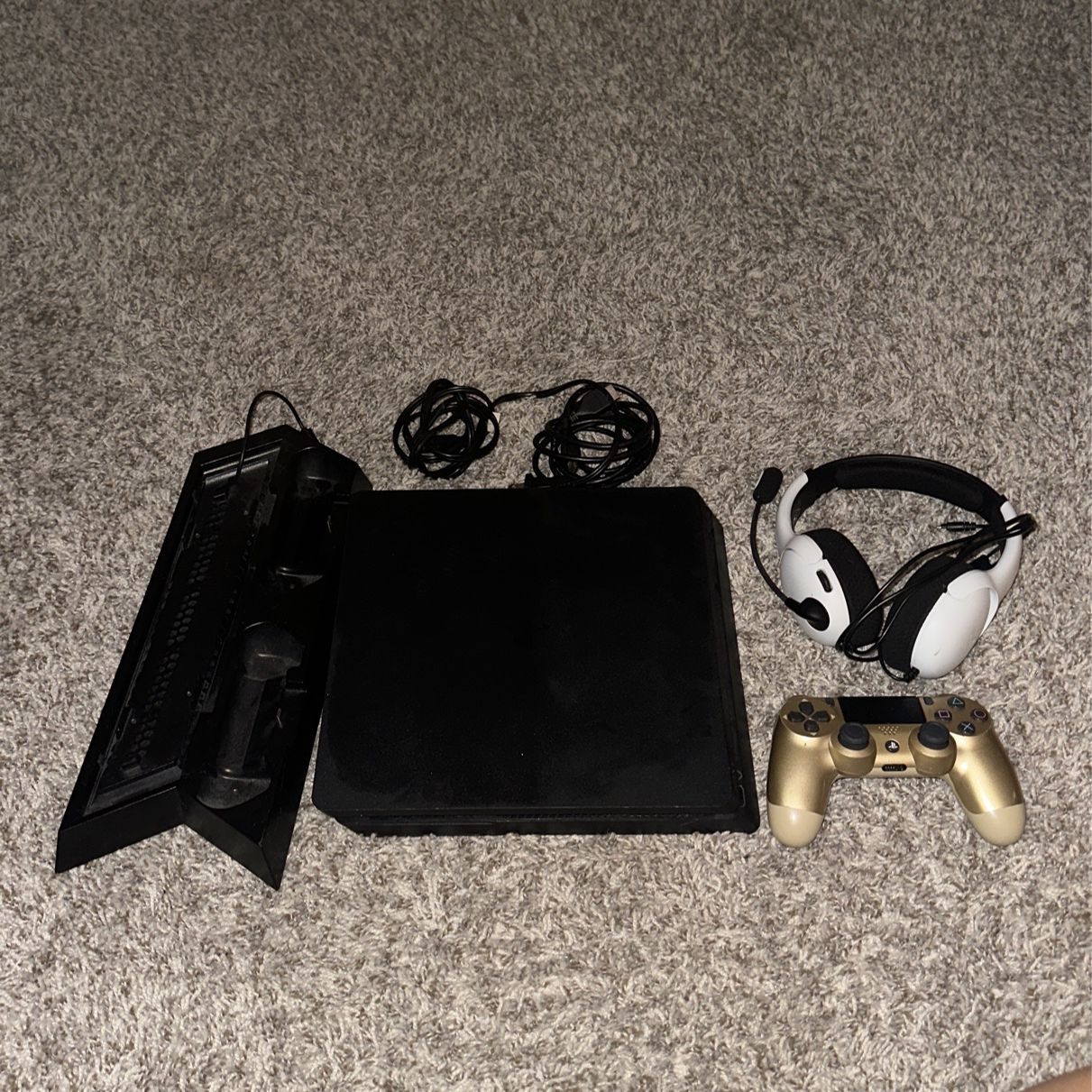 PS4 Slim, Controller, Headset, Charging Port 