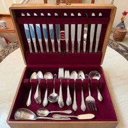 67pc 1847 Rogers Bros. Remembrance Silverware Set Silverplate 1948 w/Chest