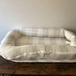 DockATot Deluxe Lounger, Natural Buffalo (excellent condition!)