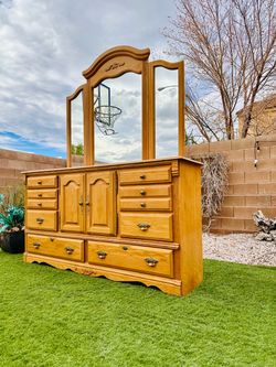 18D 72W 38H BEAUTIFUL OAK TREEE FURNITURE DRESSER & MIRROR ( FREE DELIVERY, 🚚 FIRST FLOOR ) GREAT CONDITION 👌🏻 DRAWERS WORK REALLY NICE 🥰