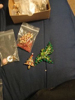 Rare Vintage Box Of Pins And Clips Broches 