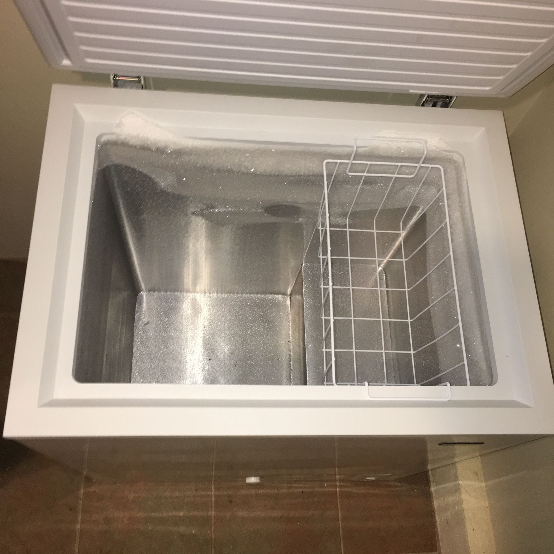 Chest Freezer Idylis 5.0 cubic foot like new for Sale in Seattle, WA