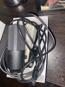 Mic for podcasting and YouTubing, comes with small tripod