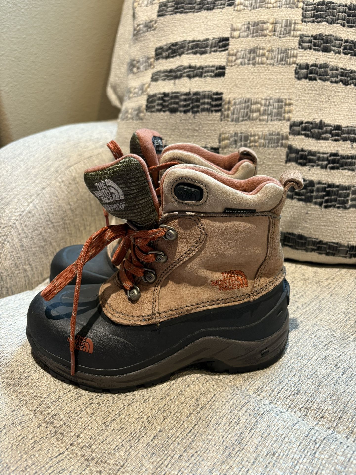 Boys The North Face Snow Boots Size 1y