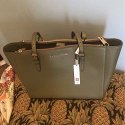 Marc Jacobs Leather https://offerup.com/redirect/?o=VG90ZS5OZXc= W/tag