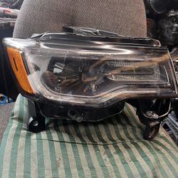 2018-22 GRAND CHEROKEE RIGHT HEADLIGHT 