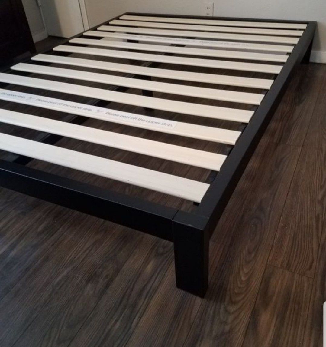 Platform bed frame Queen size. New. Free delivery in Modesto. $70