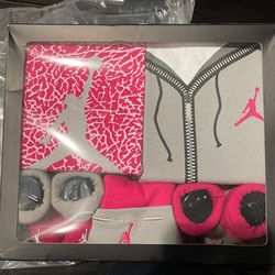Nike 5 piece infant set 0-6months