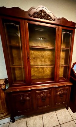 Hutch & table /8 chairs