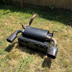 Jeep Wrangler JLU black, dual tip muffler