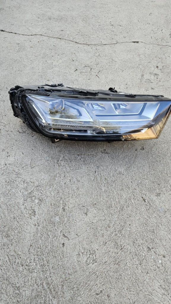 2017-2019 Audi Q7 LED  HEADLIGHTS ( Right  side )Used like new
No scratches, no broken. It is in perfect condition.
It will come exactly as you see on